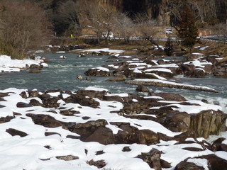 残雪の厳美渓(岩手県)