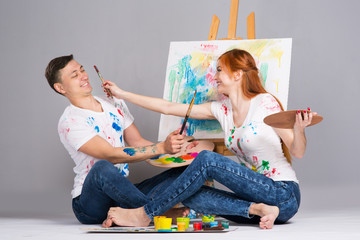 Naklejka premium The guy and the girl draw paints