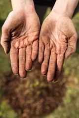 weibliche Hände voller Schmutz und Erde, Garten und Landwirtschaft