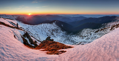 Panele Szklane  Górski krajobraz wiosną - zima na Słowacji, panorama Niskich Tatr