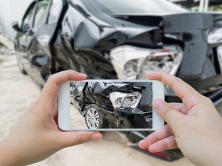 Fototapeta premium Wypadek samochodowy wypadek uszkodzony ręką za pomocą smartfona robienia zdjęć