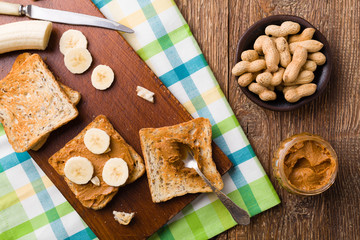 sandwich with peanut butter and banana