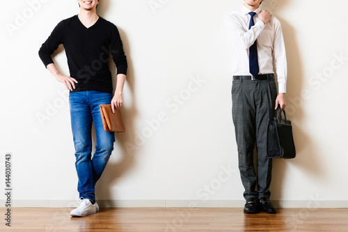 スーツと私服の男性 比較 サラリーマンとフリーランサー Wall Mural Beeboys