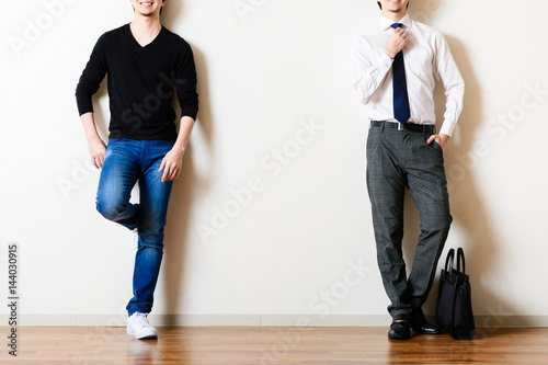 スーツと私服の男性 比較 サラリーマンとフリーランサー Wall Mural Beeboys スーツと私服の男性 比較 サラリーマンとフリーランサー Wall Mural Beeboys
