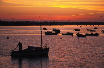 D&eacute;part &agrave; la p&egrave;che au lever de soleil, Port-Louis, Bretagne