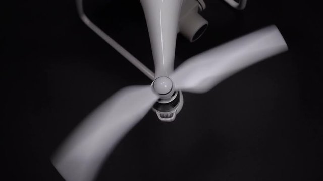 Quadrocopter starts rotating propellers
