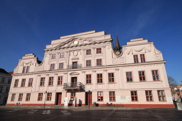Fototapeta na wymiar Rathaus der Barlachstadt Güstrow in Mecklenburg / Klassizistische Ostfassade des Gebäudes