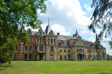 Fototapeta na wymiar The palace in Krowiarki
