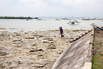 People gather plankton, crabs on the sea