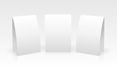 Naklejka premium Blank promotional table talkers isolated. Mockups can be used for design main service menu or list helping in restaurants, pubs, delis or anywhere else that sells food. Vector illustration