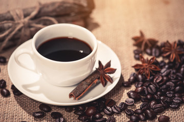 Obraz na płótnie Canvas Coffee cup and coffee beans on table
