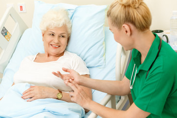 Obraz premium Elderly woman talking to her doctor at the hospital