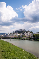 Fototapeta na wymiar Blick auf Salzburger Altstadt von Salzachpromenade, Hochkant