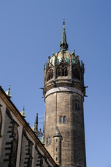 Fototapeta na wymiar Lutherstadt Wittenberg, Schlosskirche zu Wittenberg, Unesco-Welterbestätte, von Schlossstraße aus gesehen