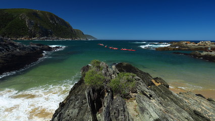 rote Kayaks in Mündung des Storms River, Tsitsikamma Park, Südafrika