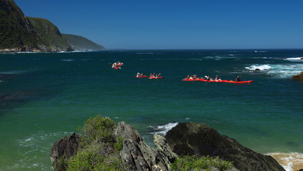 rote Kayaks in Mündung des Storms River, Tsitsikamma Park, Südafrika
