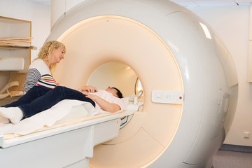 Magnetresonanztomographie Untersuchung an Patientin mit MTA