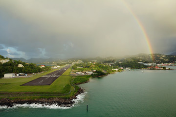 Карибы. Остров Сент-Люсия. Радуга над аэродромом.