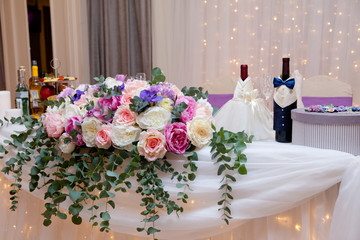 декорации из цветов на свадебном столе
