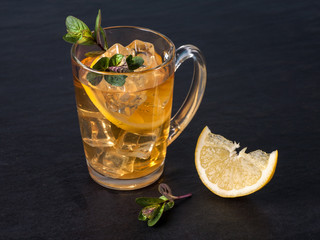 iced tea with lemon