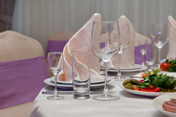 столовые приборы и еда на столе