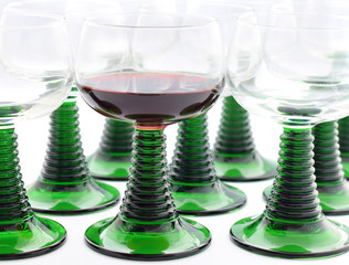 Rot Wine in bayerische Gläser