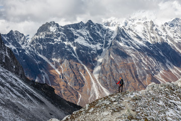 Trekker descend du col de Larke La sur le circuit du Manaslu au Népal
