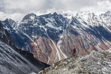 Photo sur Aluminium brossé Manaslu Trekker descend du col de Larke La sur le circuit du Manaslu au Népal