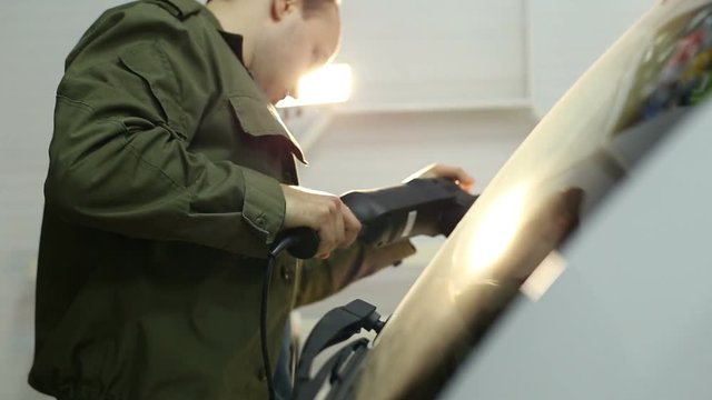 Master polishes the rear of the body