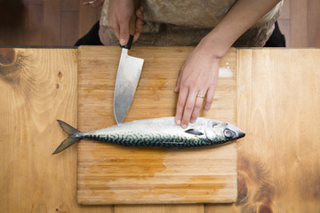 魚を調理する女性の手