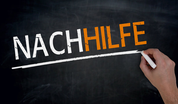 Nachhilfe wird von Hand auf Tafel geschrieben