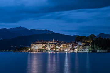 Fototapeta na wymiar Isola Bella nell'ora blu- Lago Maggiore