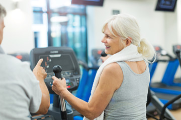Obraz na płótnie Canvas Senior couple exercising in gym 