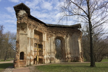 Fototapeta na wymiar The remains of the Prushinsky tomb in Loshitsky park in Minsk