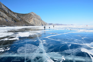Прозрачный лед с трещинами на Байкале ранней весной