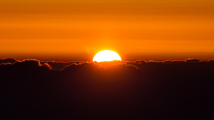 雲海に昇る朝日