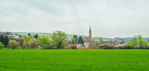 Fototapeta na wymiar Deutschland Saarland Webenheim im Bliesgau Detail Panoramaformat im Frühling in satten Farben
