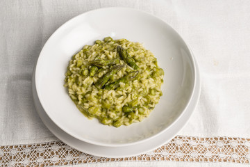 risotto con asparagi verdi dall'alto