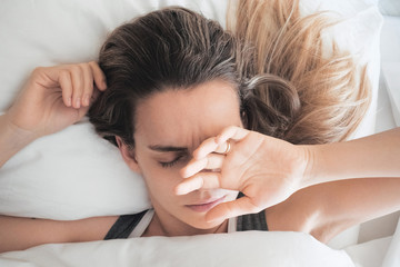 Donna si risveglia, stress al mattino