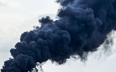 Papier Peint photo autocollant Fumée D& 39 énormes nuages de fumée sur fond de ciel