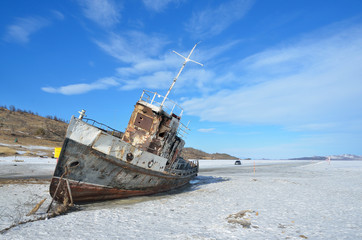 Старый брошенный корабль на краю официальной ледовой переправы из поселка Сахюрта (МРС) на остров Ольхон
