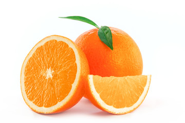 frische Orangen auf weiß isoliert