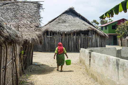 Local Kuna woman, Achutupu, San Blas Islands, Kuna Yala, Panama