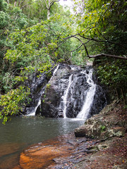 Cascada en las rocas 