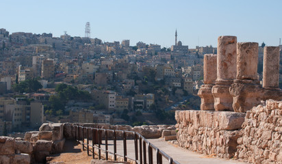 Giordania, 01/10/2013: lo skyline di Amman e le rovine del Tempio di Ercole, la struttura romana...