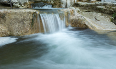 Schöner Wasserfall in idyllischer Natur in der Schweiz im Sommer am Bach