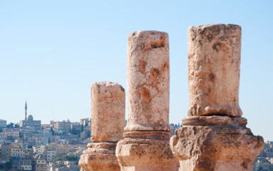 Giordania, 01/10/2013: lo skyline di Amman e le rovine del Tempio di Ercole, la struttura romana...