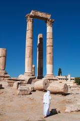 Giordania, 01/10/2013: un musulmano di spalle tra le rovine del Tempio di Ercole, la struttura...
