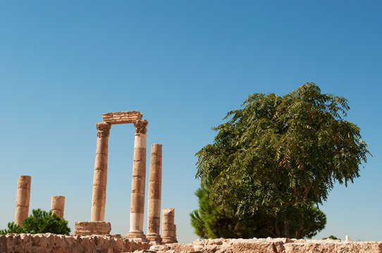 Giordania, 01/10/2013: lo skyline di Amman e le rovine del Tempio di Ercole, la struttura romana più significativi nella Cittadella di Amman, sito archeologico e uno dei nuclei originari della città