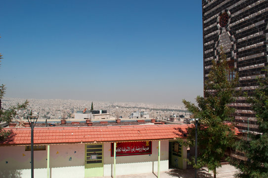 Giordania, Medio Oriente, 03/10/2013: lo skyline di Amman e vista della Moschea di Abu Darwish, costruita nel 1961 n marmo bianco e nero 